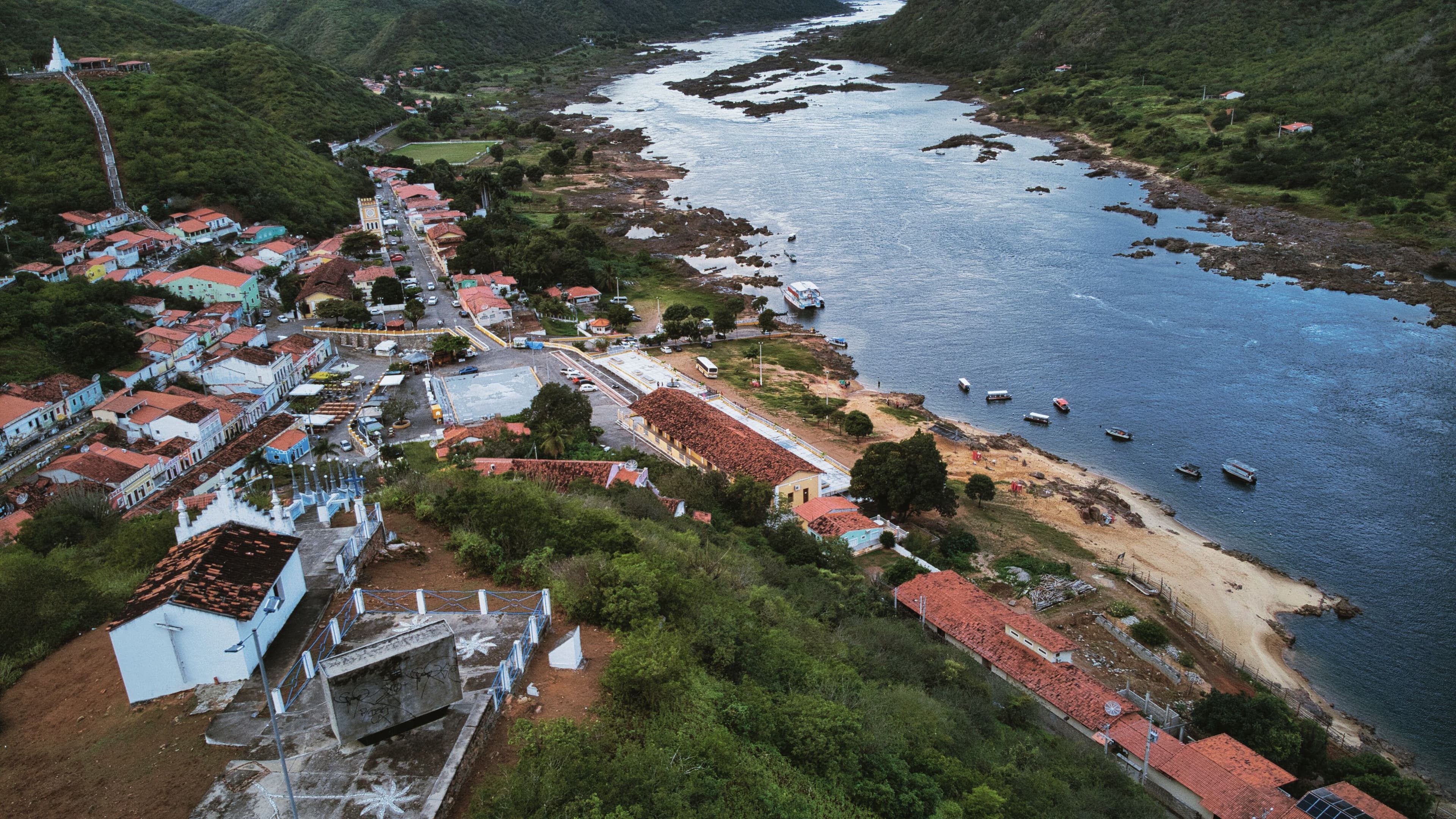 Piranhas: Onde a Sertão vira Mar! 🌊